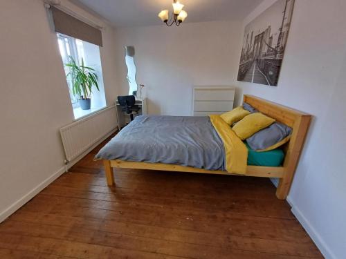 31 Mandela Way - Allen Property Management Ltd - 1st Floor Middle Bedroom1