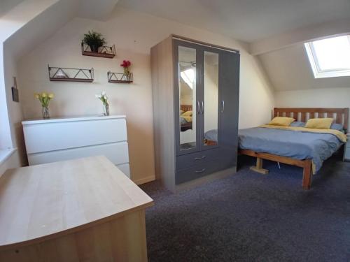 31 Mandela Way - Allen Property Management Ltd - 2nd Floor Right Bedroom 1