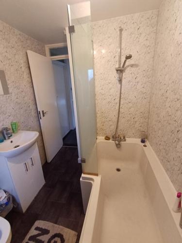 31 Mandela Way - Allen Property Management Ltd - Bathroom1