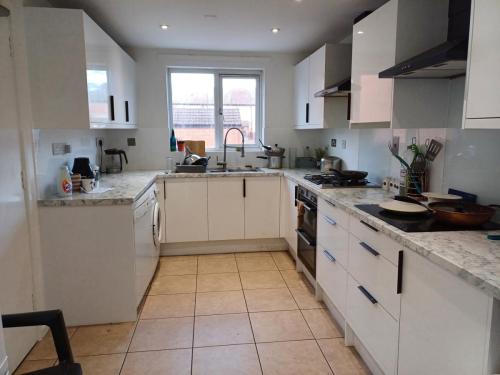 31 Mandela Way - Allen Property Management Ltd - Kitchen
