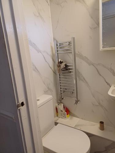 31 Mandela Way - Allen Property Management Ltd - Showerroom 2
