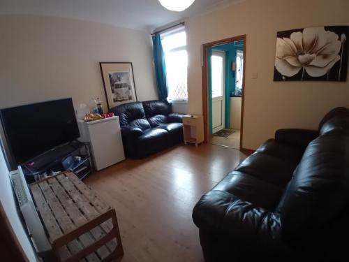 39 Waterhouse Lane - Allen Property Management Ltd - Lounge