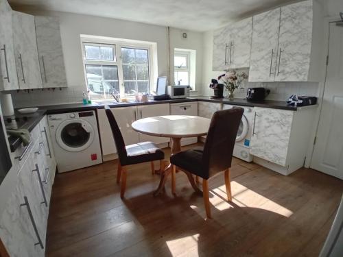 89 Waterhouse Lane - Allen Property Management Ltd - Kitchen