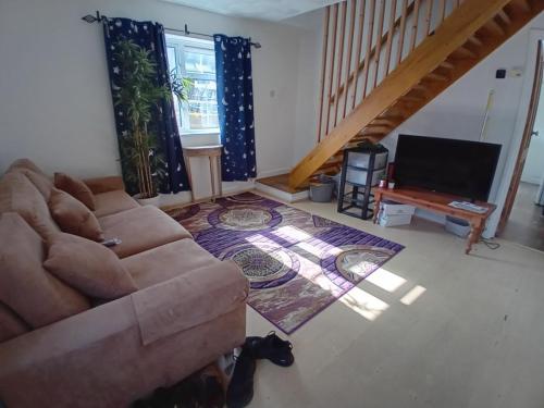 89 Waterhouse Lane - Allen Property Management Ltd - Lounge