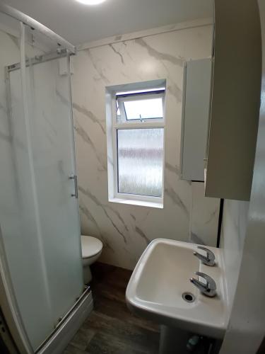 Bathroom -52-Henry-Road-Allen-Property-Management-Ltd-01