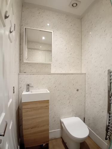 Bathroom -52-Henry-Road-Allen-Property-Management-Ltd-03