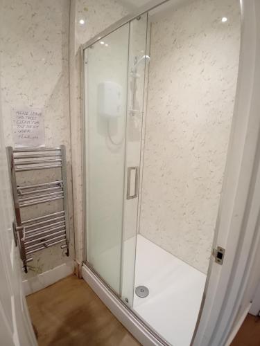 Bathroom -52-Henry-Road-Allen-Property-Management-Ltd-02