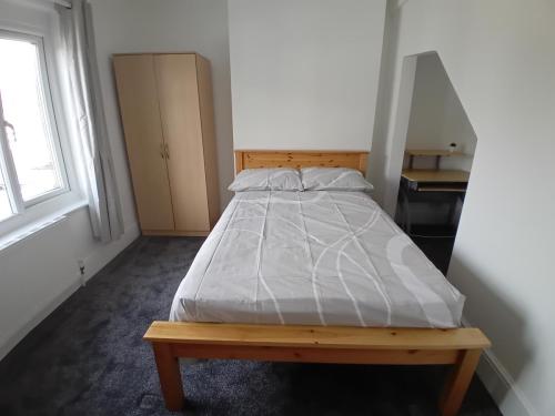Bedroom-1-52-Henry-Road-Allen-Property-Management-Ltd-01