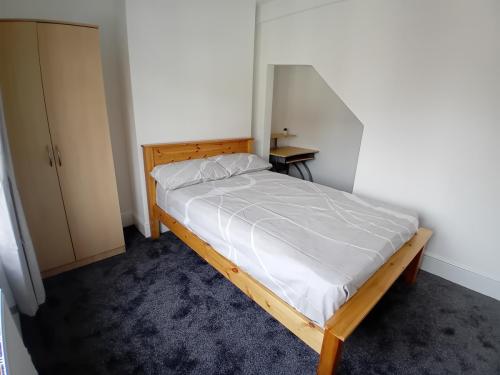 Bedroom-1-52-Henry-Road-Allen-Property-Management-Ltd-02