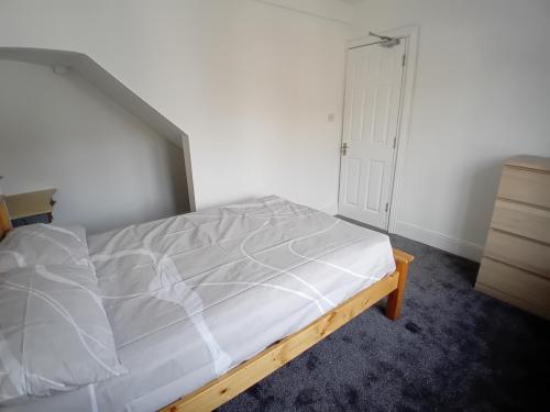 Bedroom-1-52-Henry-Road-Allen-Property-Management-Ltd-03
