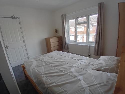 Bedroom-1-52-Henry-Road-Allen-Property-Management-Ltd-04