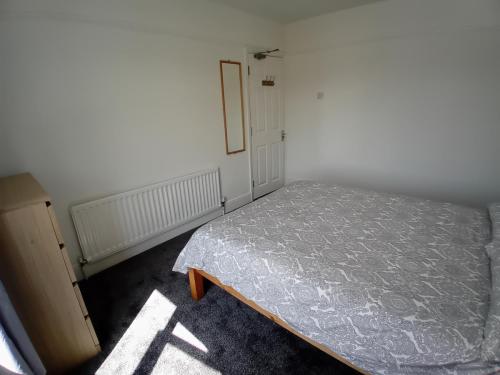 Bedroom-3-52-Henry-Road-Allen-Property-Management-Ltd-03