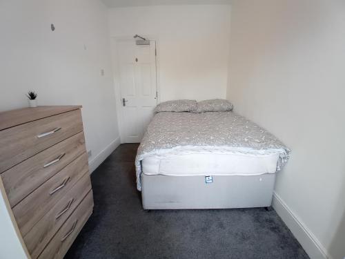 Bedroom-4-52-Henry-Road-Allen-Property-Management-Ltd-01