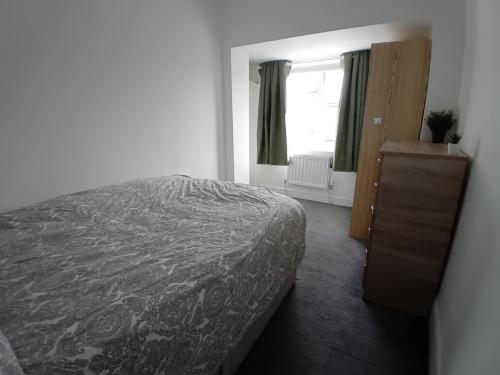 Bedroom-4-52-Henry-Road-Allen-Property-Management-Ltd-02