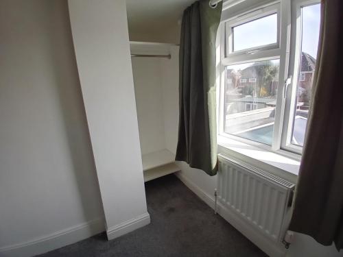Bedroom-4-52-Henry-Road-Allen-Property-Management-Ltd-03