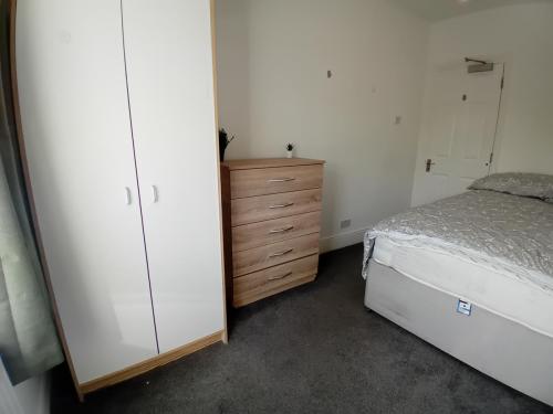 Bedroom-4-52-Henry-Road-Allen-Property-Management-Ltd-04